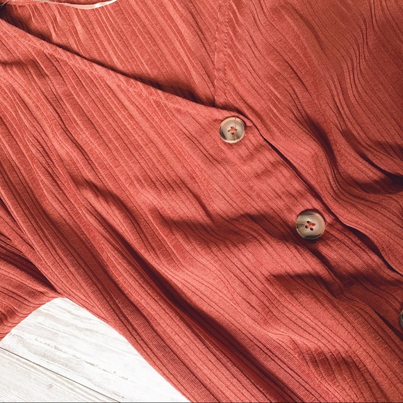 Emerette Short Sleeve Twist Front Crop Top - Picture 7 of 7